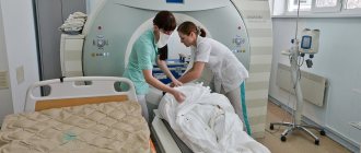 «Такая молодая – и уже инсульт!»: врачи-неврологи о причинах сосудистых катастроф в молодом возрасте / Когда одна из наших коллег не пришла на работу и мы узнали, что ночью Наташу хватил удар, это было как гром среди ясного неба: «Такая молодая, стройная и вдруг инсульт?!» Это в сорок с «хвостиком», а талантливейший российский шахматист Ваня Букавшин, которому все прочили будущее Карпова или Каспарова, в 20 лет скончался от инсульта, который раньше все называли болезнью престарелых. Почему сосудистые катастрофы настигают молодых и с виду абсолютно здоровых людей, а резкий поворот головы может оказаться смертельным — об этом разговор с известным неврологом, директором сосудистого центра Благовещенской городской клинической больницы Артуром Саютиным.